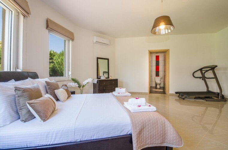 Villa with Pool in Stalos Chania