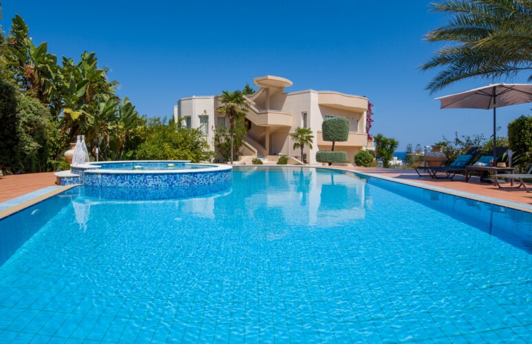 Elina Luxury Residence is a Villa with Pool in Stalos Chania