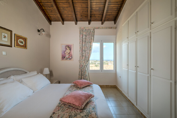 Villa with private pool in Stavros Chania