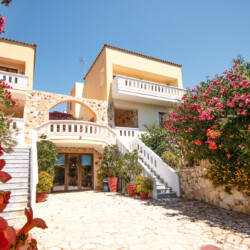 Farm Villa in Agia Marina