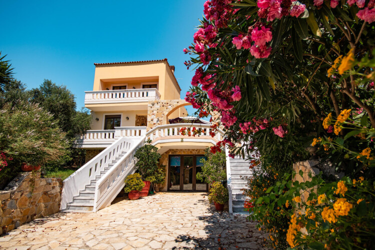 Villa with pool in Agia Marina, Chania - Gabriele