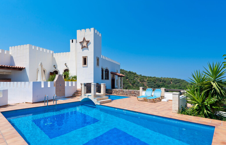 Villa with private pool in Stalos Chania